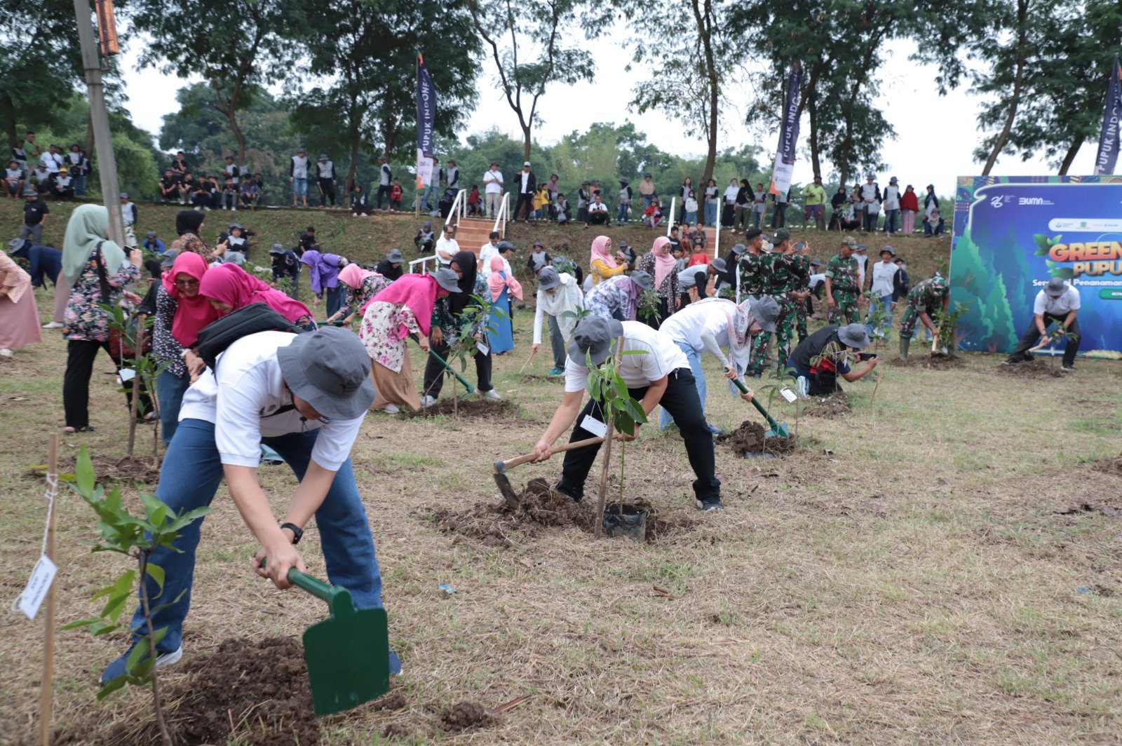 Kolaborasi Inspiratif: DLH dan Jababeka Tanam Puluhan Pohon Karet Kuning di DAS Kali Cikarang