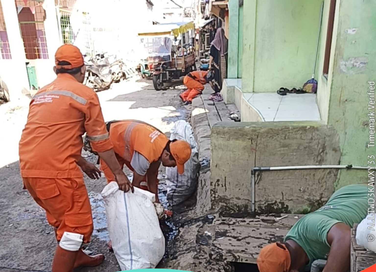 RW 22 Pluit Bergerak! Aksi Kerja Bakti Bersihkan Saluran Air Demi Lingkungan Bebas Banjir